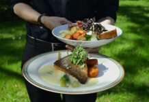 Finlaysonin Palatsin puistoterassilla klassikkoannoksia, kuplivia sekä vaahtokukkaisia juomia Finlaysonin Palatsi – Puistoravintola Tampereella - Ilmainen pysäköinti asiakkaille