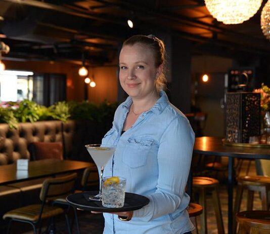 Gastrobar Tisle tarjoilee pontikkaa laseissa ja lautasilla