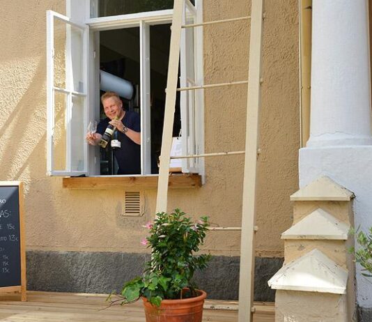 Tiiliholvin sisäpiha sai letkeän kesäravintolan – rentoa kesälounasta ja kylmiä juomia