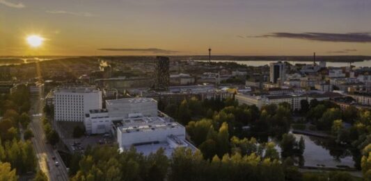Tampere-talon ja Courtyard by Marriott Tampere CIty -hotellin muodostama hiilineutraali kortteli. Kuva: Mikko Valtonen