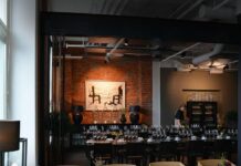 Ravintola Tampellan kabinetin ikkunanäkymissä katseen vangitsee Tammerkosken virtaava vesi tampella-kabinetti-tampere