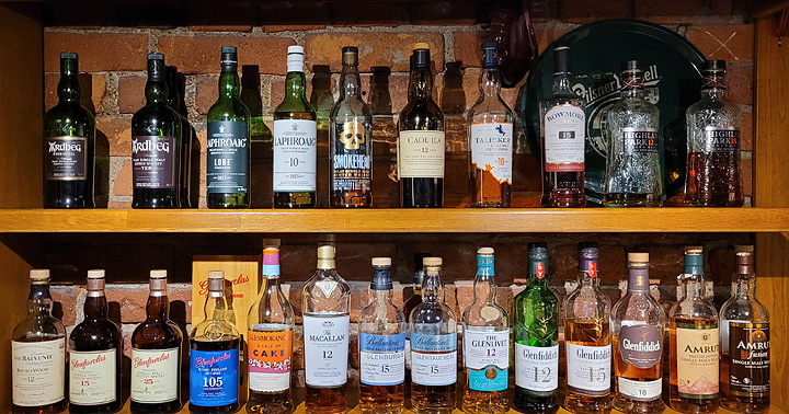 Olutravintola Konttorin viskivalikoimaa hyllyssä