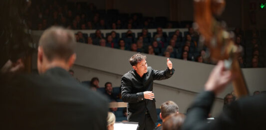 Tampere Filharmonian uusi ylikapellimestari Matthew Halls johtaa ensimmäisellä kaudellaan 2023 Tampereella useaan otteeseen. Kuva: Ville Haapakangas