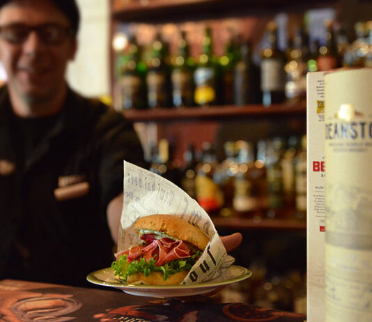 Kievari Kahdet Kasvot – Rentoa ruokaa, maistuvia juomia ja monipuolista ohjelmaa Kievari Kahdet Kasvot