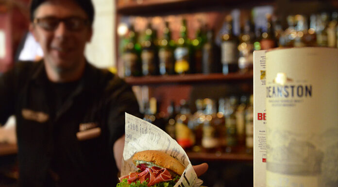 Kievari Kahdet Kasvot – Rentoa ruokaa, maistuvia juomia ja monipuolista ohjelmaa Kievari Kahdet Kasvot