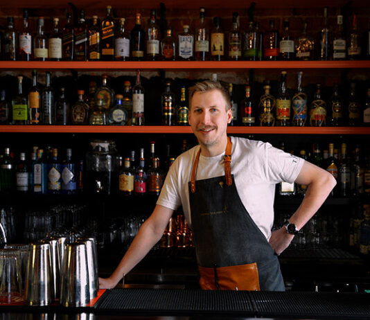 Tiiman baarimestari Juho Tuppurainen vaihtoi biologin uran cocktailtaiturin työhön