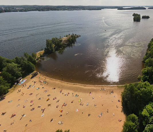 Pyynikin uimaranta – Tampereen ikonisin hiekkaranta jalkasaaren kainalossa Pyynikin uimaranta on yksi Tampereen nähtävyyksistä Pyynikillä