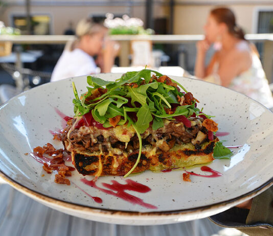 Holvin Piha on kesälounasravintola Tiiliholvin sisäpihalla – ranskalaistyylistä rentoa ruokaa