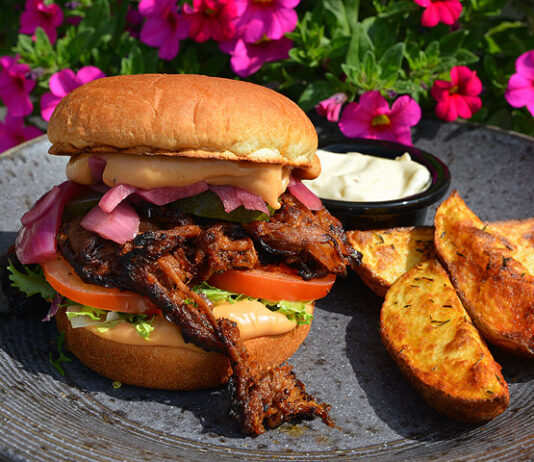 Kulttuuriravintola Kiven kesässä burgerit, salaatit ja etanat ovat hittiannoksia terassilla