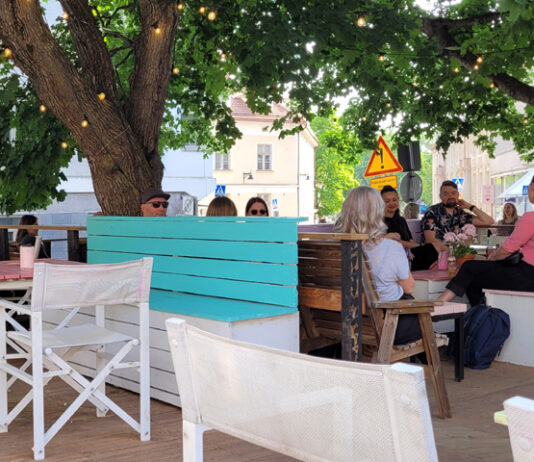 Caribia & Tiki -terassi – entinen Puumaja vaahteran varjossa täydentää Olympiakorttelin kesää 2025 Puistoterassi Puumaja Tampereella