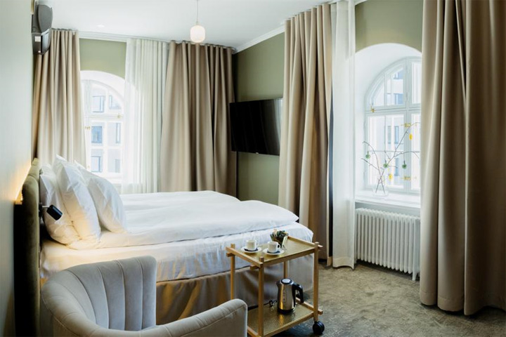 Boutique Hotel Sandsund. Tampereen Herrainmäellä sijaitseva yli satavuotias Villa Sandsund -huvila sai uuden elämän loisteliaana putiikkihotellina.