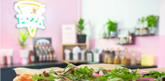 Tampereen Kalevaan auennut uusi ravintola tarjoilee artesaanipizzaa, rapeaa kanaa ja ranskanperunoita erilaisilla lisukkeilla. Kuva: Satu Palojärvi