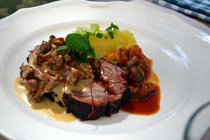 ravintola-paakari-2 Ravintola Paakarin kesälounasannoksena possua ja kesäsieniä. Kuva: Toni Honko, Kohokohdat.fi