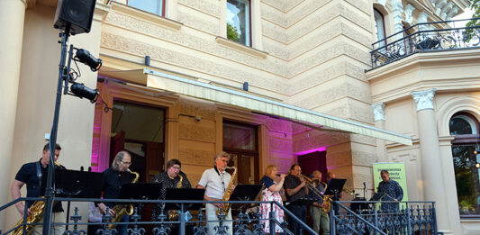 Tamjazz Collective Finlaysonin Palatsin puistoterassin lavalla kesällä 2022. Kuva: Toni Honko, Kohokohdat.fi