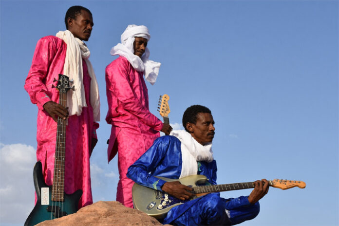etran-jazz-keikka ”Sahara-rockin” ja ”tuareg bluesin” edelläkävijöihin lukeutuva Etran De L’Aïr ponnistaa tyylilajin kotikaupungista, Nigerin tasavallan Agadezista. Yhtye nähtiin viime vuonna Uusi Tampere -festivaaleilla ja nyt he saapuvat omalle keikalleen