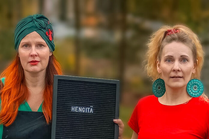 valkeakoski-teatteri-suorituspaineita-esitys-valkeakosken-kaupunginteatterissa Suorituspaineita-näytelmä on Kahden naisen komedia kaaoksesta, kaipuusta ja kriisinhallinnasta. Kuva Valkeakosken kaupunginteatteri.