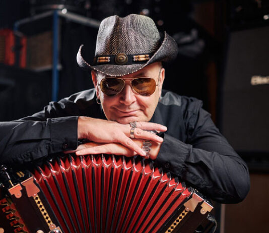 Jarkko Helin & Crawfish Kings on yli 25 vuotta levittänyt tämän Louisianalaisperäisen hauskanpitomusiikin ilosanomaa.