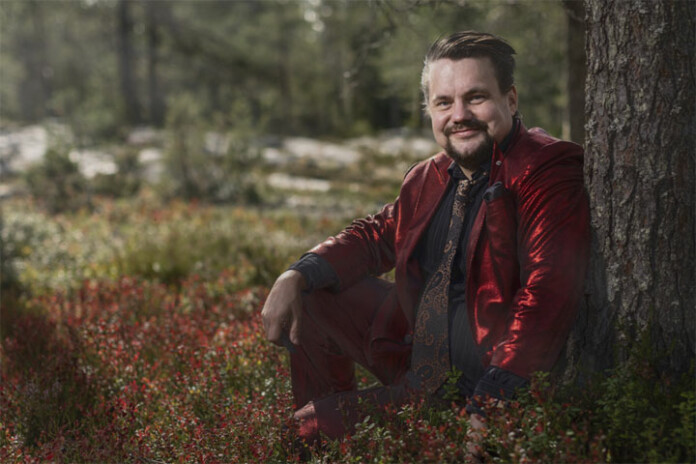 Hurlumhei-henkisten Lapland-Balkan-laulujen laulajana kansainvälisestikin kunnostautunut Jaakko Laitinen tuo päivänvaloon pitkäsoiton verran lainattuja Lapin lauluja.