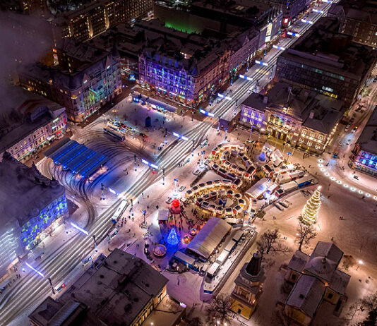 Itsenäisyyspäivä Tampere 2025: tapahtuma- ja ravintolapoimintoja Tampereella Joulutori ja juhlavalaistus Tampereella on upea kokemus joulun lähestyessä ja itsenäisyyspainänä. Kuva: Marko Kallio, Skyfox.