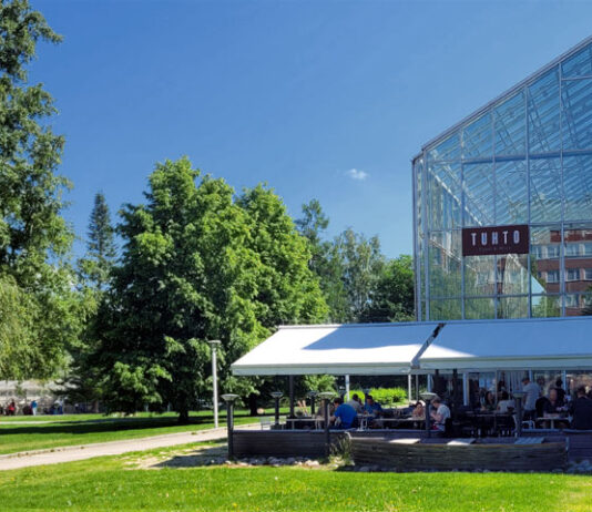 Tampereen Sorsapuisto – Kaupungin kesäkeidas on yksi Tampereen piknik- ja ravintolakeskittymä Tuhto on puistoravintola Sorsapuiston äärellä. Kuva: Toni Honko, Kohokohdat.fi