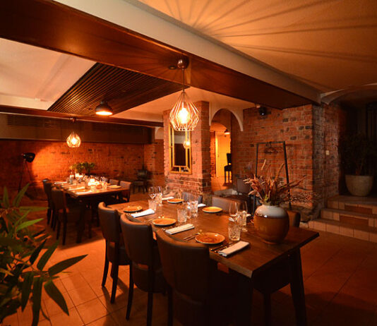 Punatiiliseinät luovat lämmintä tunnelmaa Dining 26 -ravintolan kellarikabinettiin Tampereen juhlakabineteista yksi tunnelmallisin löytyy aivan kaupungin ravintolakaupunginosan ytimestä. Dining 26 -ravintolan kabinetti. Kuva: Toni Honko, Kohokohdat.fi