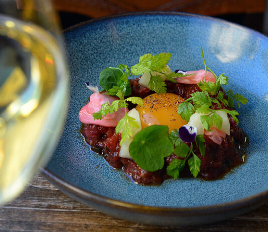 Miro Rautio Kattilan keittiön kapteeniksi – klassikoita ja värikkäitä makukuvioita uusin kujein Tartar Yukhoe eli tartar naudan ulkofileestä, keltuaiskreemiä, omenaa, yukhoe-kastiketta ja sinapinsiemeniä.