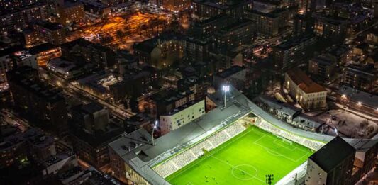 Tampereen Tammelan stadion. Pelit ja konsertit lähellä Tampereen rautatieasemaa, ravintolat ja hotellit.