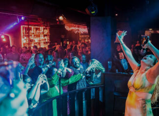 Pikkujoulut Ihkussa venyvät aamuntunneille – karaokeyökerhossa heittäydytään hauskanpitoon Pikkujoulut Tampereella Ihkussa laulu raikaa. Ravintolassa halutaan panostaa siihen, että esitys on tähtihetki esiintyjälle. Oleellista on se, että kappale kuulostaa mahdollisimman hyvältä myös yleisölle. Kuva otettu Ihku Oulussa. KUVA: Tunturiviihde Oy