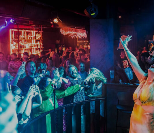 Pikkujoulut Ihkussa venyvät aamuntunneille – karaokeyökerhossa heittäydytään hauskanpitoon Pikkujoulut Tampereella Ihkussa laulu raikaa. Ravintolassa halutaan panostaa siihen, että esitys on tähtihetki esiintyjälle. Oleellista on se, että kappale kuulostaa mahdollisimman hyvältä myös yleisölle. Kuva otettu Ihku Oulussa. KUVA: Tunturiviihde Oy