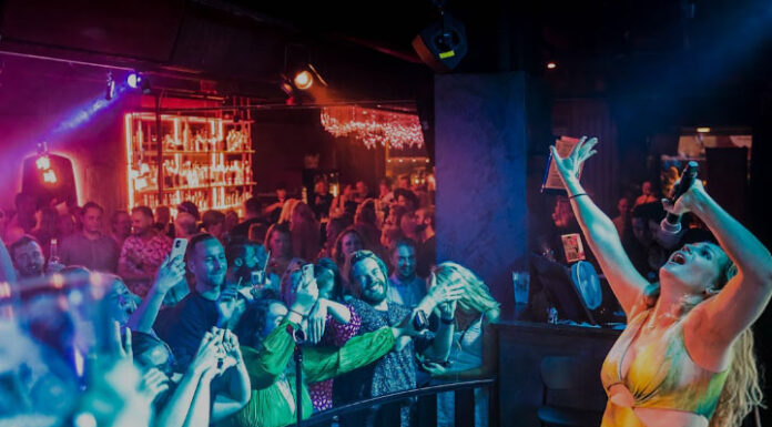 Pikkujoulut Ihkussa venyvät aamuntunneille – karaokeyökerhossa heittäydytään hauskanpitoon Pikkujoulut Tampereella Ihkussa laulu raikaa. Ravintolassa halutaan panostaa siihen, että esitys on tähtihetki esiintyjälle. Oleellista on se, että kappale kuulostaa mahdollisimman hyvältä myös yleisölle. Kuva otettu Ihku Oulussa. KUVA: Tunturiviihde Oy