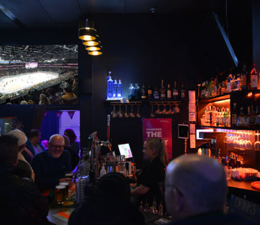 Pikkujoulubileet ja synttärit Tampereella Gastropub-tyyliin: Juhlakauteen laatujuomin ja rennosti ruokaillen Shooters Bar sporttibaari lähellä Nokia Arena. Pikkujoulubileet ja synttärit Tampereella. Kuva: Kohokohdat.fi