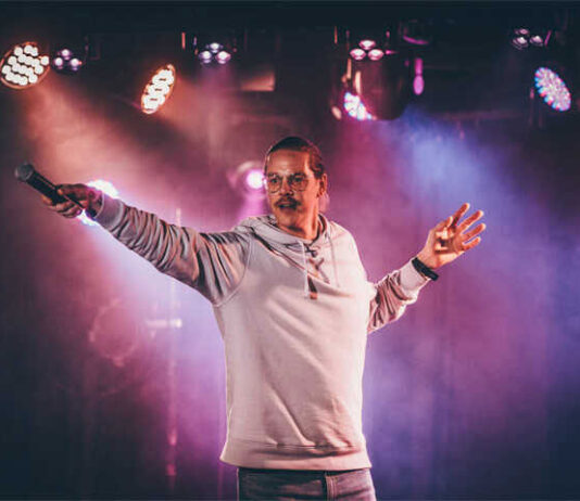 Työn Alla stand up -klubin keikat 2026: Antti Haapala ja kumppanit jälleen Kaksissa Kasvoissa Stand Up -koomikko Antti Haapala. Kuva: Jaakko Manninen.