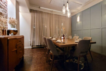 Bistro Henriksin kabinetti kahdeksalle henkilölle katettuna. Kuva: Toni Honko, Kohokohdat.fi