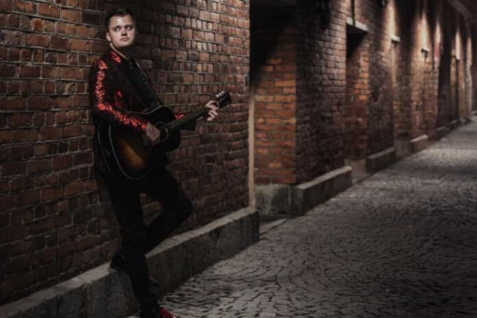 aukusti-koivisto-keikat Aukusti Koivisto, keikat: Aukusti Koivisto on nuori suomalainen laulaja-lauluntekijä, joka yhdistää musiikissaan vaikutteita amerikkalaisesta juurimusiikista suomalaiseen iskelmä- ja popmusiikkiin. Intohimo perinteistä vintagehenkistä musiikkia kohtaan on hyvin selvästi kuultavissa ja Koiviston kitaravetoinen tyyli on kerännyt suuren suosion ahkeran radiosoiton (mm. YLE Radio Suomi) seurauksena.