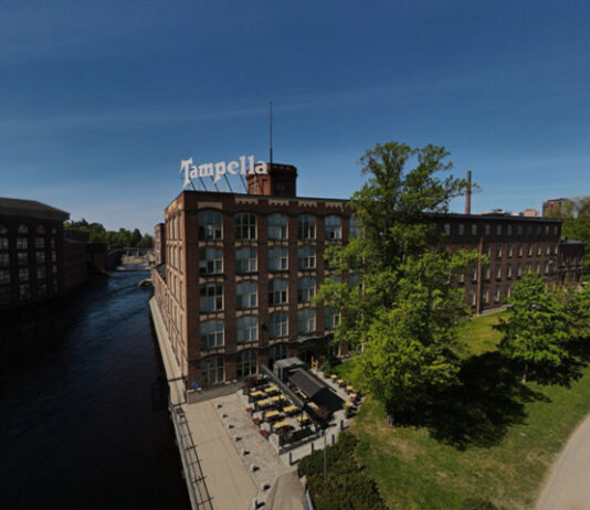 Kesälounas Tampellan terassilla.