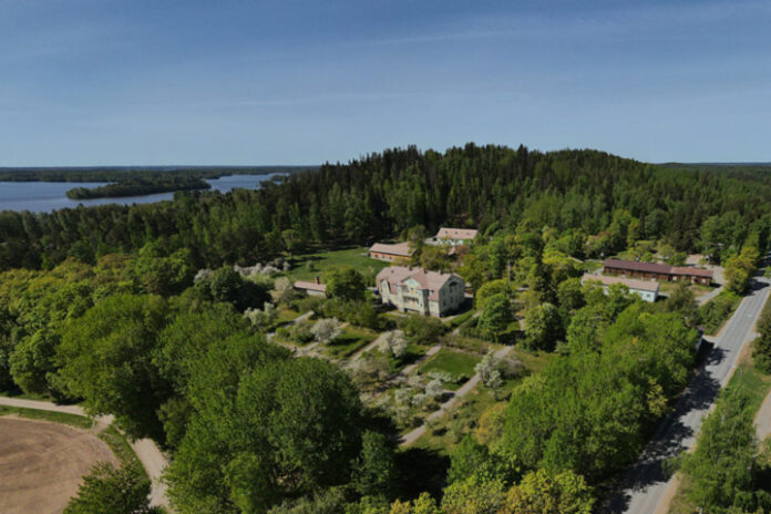 Voipaalan kartano ja puutarha ilmasta. Taustalla Rapolan linnavuori Sääksmäellä. Kuva: Kohokohdat.fi