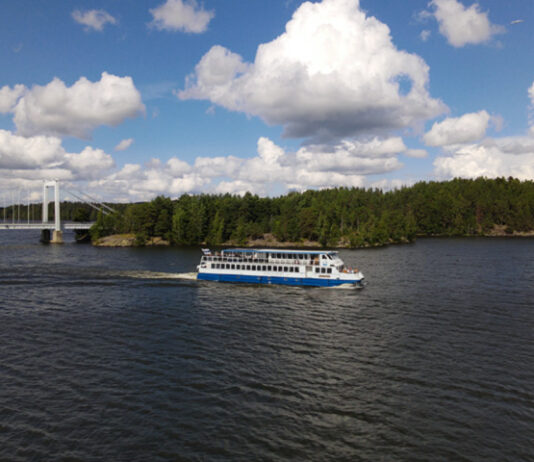 Ravintolalaiva Silver Moon risteilyllä Tampere - Hämeenlinna. Laiva on juuri alittanut Sääksmäen sillan lähtiessään Visavuoren laiturilta. Kuva: Kohokohdat.fi