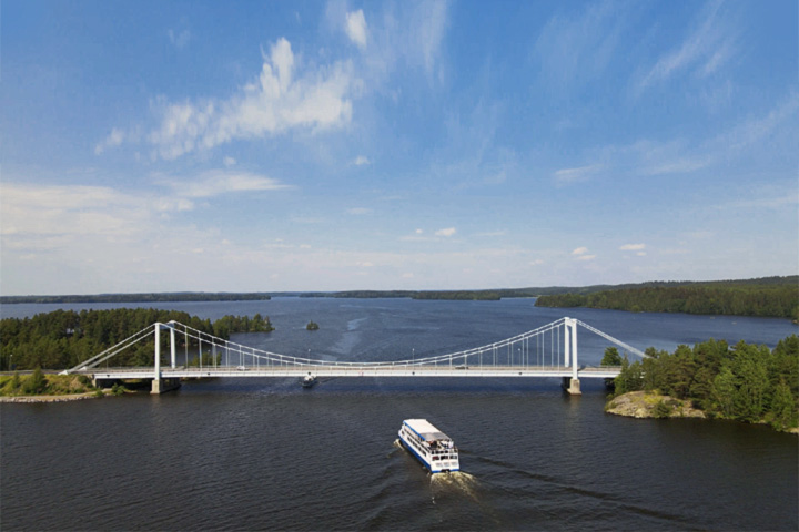 Ravintolalaiva Silver Moon Sääksmäen sillalla. Kuva: Kohokohdat.fi