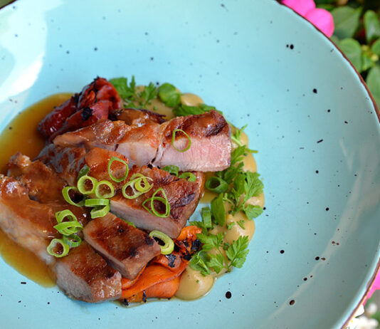 Tiiliholvin Kesämenulla maistuu hiiligrillattu dry aged -lähipossu sekä nieriä