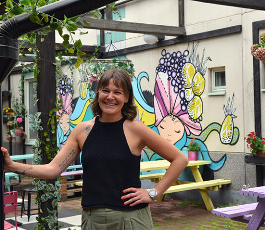 Vilskeestä nauttiva Salla Konsén astui Olympia-korttelin ravintolapäällikön saappaisiin