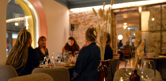 Bistro Henriks on yksi Tampereen ravintoloista, joka on avoinna myöhään illalla.