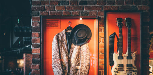 Pate Mustajärven esiintymisasu ja Costello Hautamäen kaksikaulainen kitara.