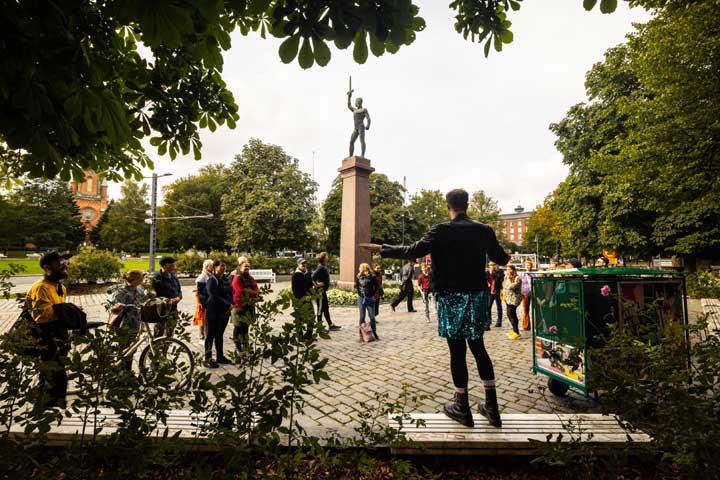 Peltienkelit-esitys Hämeenpuiston vapaudenpatsaan luona. Kuva: Heikki Järvinen.