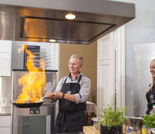 30 vuotta kokkausta huippukokkien opein – Arto Rastas ja Katja Hottinger sytyttävät kipinää kotikeittiöihin