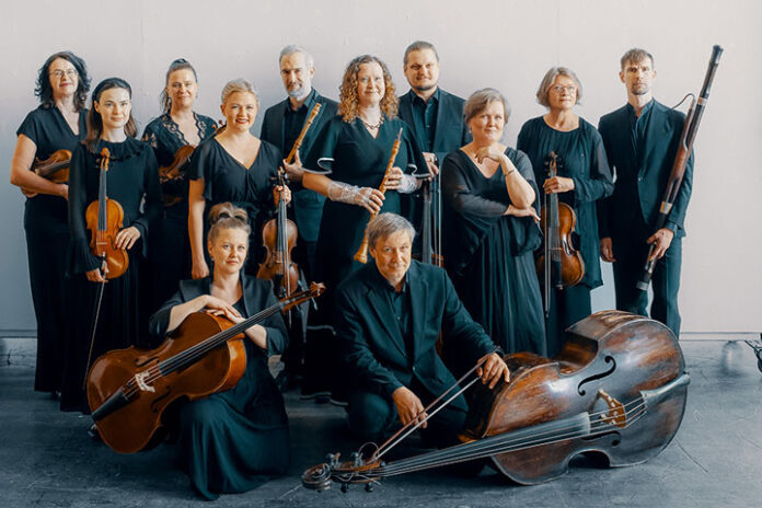 suomalainen-barokkiorkesteri-brittilainen-joulu Jos on kerran tutustunut brittiläisten joululaulujen maailmaan, niiden suloista tunnelmaa on vaikeaa unohtaa. Christmas caroleita olisi barokin aikana saatettu laulaa ovelta ovelle tai kotona jouluaterian jälkeen. Jotkut lauluista ovat vielä varhaisempia, osa musiikista tai sanoista puolestaan 1800-luvun jälkeiseltä ajalta. Kaikkien tyyli liittyy kuitenkin ikivanhaan käytäntöön. Suomalaisen barokkiorkesterin (FiBO) perinteisessä joulukonsertissa on aiemmin kuultu italialaista ja saksalaista joulumusiikkia. Nyt matkataan Britteinsaarille.