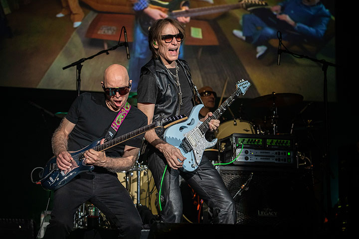 Legendaariset kitaristi-ikonit Joe Satriani ja Steve Vai konsertoivat Tampere-talossa