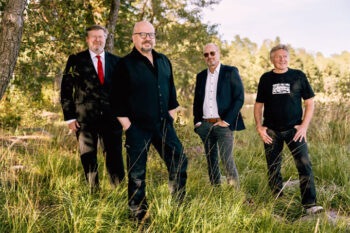 Leavings-orkesteri solistinaan Timo Rautiainen: Varasteleva joulupukki