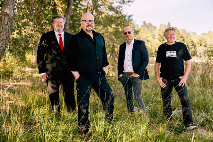 leavings-orkesteri-timo-rautiainen Leavings-Orkesteri solistinaan Timo Rautiainen. Kuva: Sami Siilin