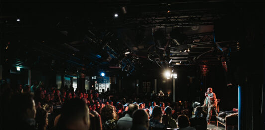 TTT-Klubin stand up -klubi. Kuvassa Riku Suokas. Kuva: Matias Ahonen.