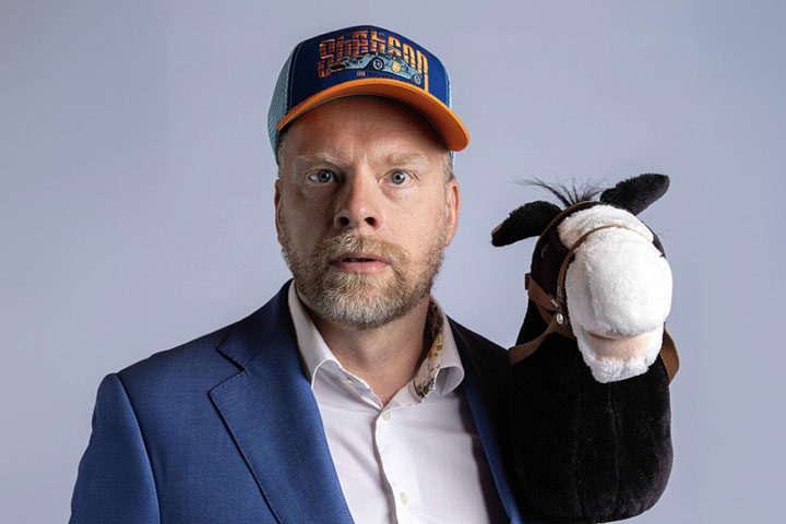 SETÄMIES on Ville Myllyrinteen komediashow, jonka jälkeen olo on kuin hammaslääkärin jäljiltä. Kotiin palatessa on posket kipeinä, kieli kuivana ja hermot riekaleina. Ja taisi siinä lurahtaa lusikallinen jos toinenkin kalsareihin! Mutta viimein olet terve! Voit taas jatkaa elämääsi verettömin ikenin